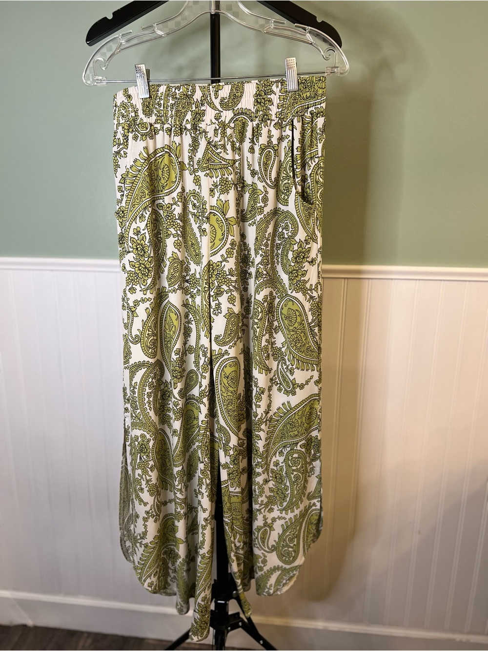 Andthewhy Wide Leg Paisley Print Palazzo Pants in Olive. Size L
